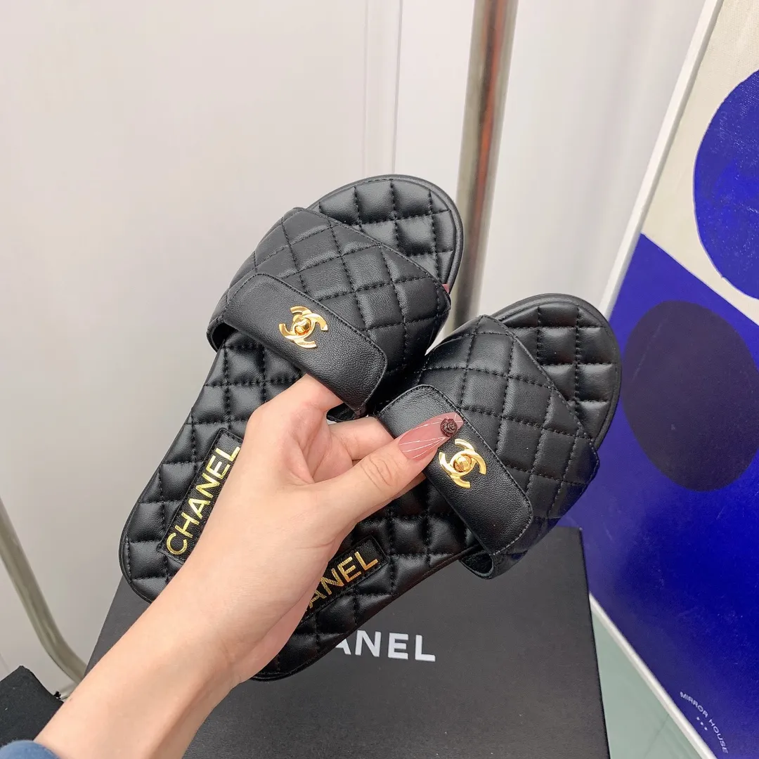 👟👟Ex-factory price 360👟👟 Women's Shoe Factory Chanel/Chanel 2022 Spring and Summer New Flat Slippers Original 1:1 Development Counter Quality Exclusive Mold Customization Logo Available for Inspection at All Counters on the Internet Very Comfortable on the Feet and Feels Great! ✔️Fabric: Italian imported sheepskin + original hardware buckle ✔️Inner lining: The feet are made of imported sheepskin ✔️Outsole: Italian imported genuine leather outsole ✔️Number of yards: 35-40 (41 can be customized)